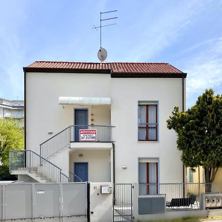 Villa Santin Carraro Immobiliare - Family Apartments Лидо-ди-Езоло Экстерьер фото