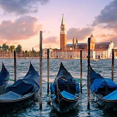 Villa Santin Carraro Immobiliare - Family Apartments Лидо-ди-Езоло Экстерьер фото