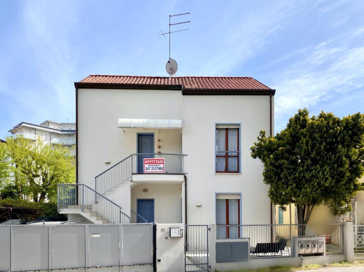 Villa Santin Carraro Immobiliare - Family Apartments Лидо-ди-Езоло Экстерьер фото