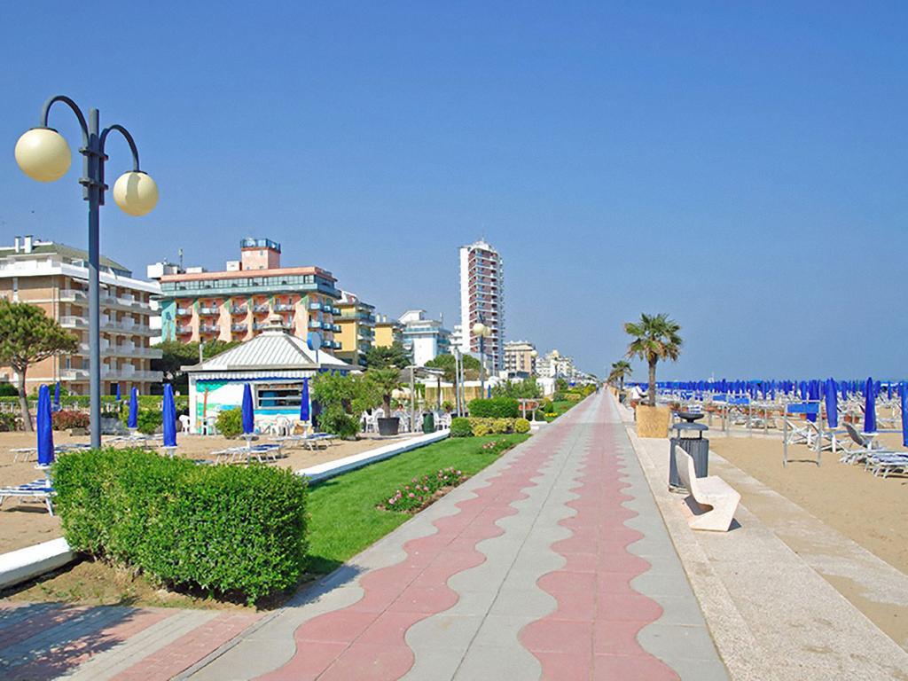 Villa Santin Carraro Immobiliare - Family Apartments Лидо-ди-Езоло Экстерьер фото